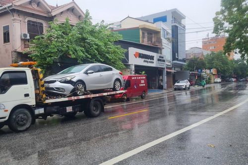 Chiều 23/9, nhiều tuyến đường ở thành phố Vinh nước đã rút