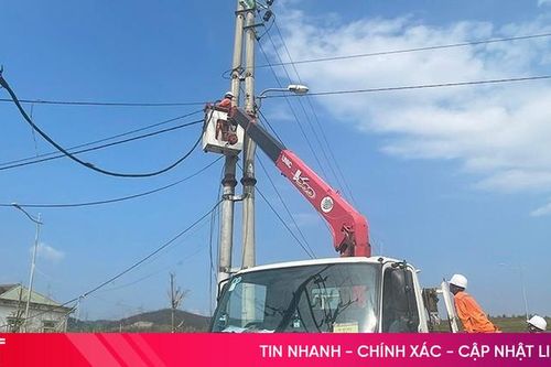 Công nhân Điện lực Hà Tĩnh chung tay khắc phục lưới điện Quảng Ninh