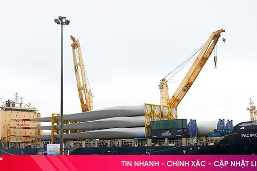 Tàu chở thiết bị điện gió lần đầu tiên cập cảng Vũng Áng