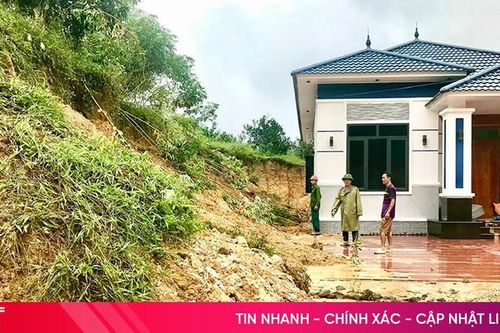 Các điểm sạt lở 'ăn' sát nhà dân ở xã biên giới Hà Tĩnh
