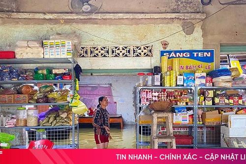 Nhiều hộ dân ở Hà Tĩnh bị nước lũ cô lập, hoa màu ngập nước