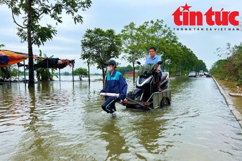 Dịch vụ kéo xe qua khu vực ngập lụt trên Đại lộ Thăng Long 'đắt khách'