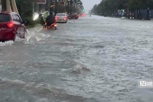 Mưa lớn kéo dài, nhiều tuyến đường ở Tp.Vinh ngập nặng, hàng loạt xe chết máy