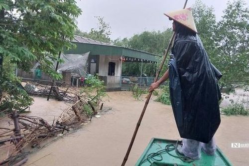 Nước sông Lam dâng cao, nhiều người già và trẻ em phải sơ tán khẩn cấp
