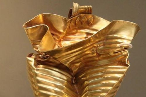 Đang đào đất, người đàn ông tìm thấy 'kho báu' trị giá 17 tỷ đồng