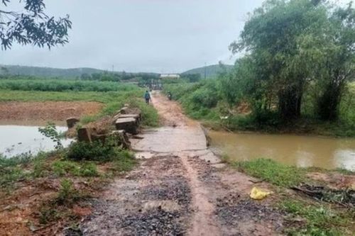 Nữ sinh lớp 6 tử vong sau khi rơi xuống khe nước trước nhà