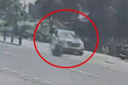 Clip: Va chạm với hai ô tô, nam thanh niên đi xe máy tử vong
