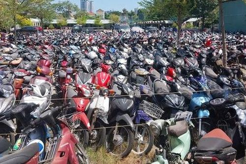 Khởi tố 2 nam thanh niên liều lĩnh lấy trộm xe máy vi phạm tại khu vực tạm giữ