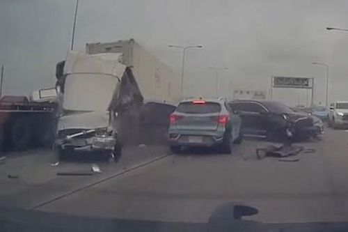 Clip: Xe tải bất ngờ hỏng phanh, đâm trúng 16 ô tô trên đường