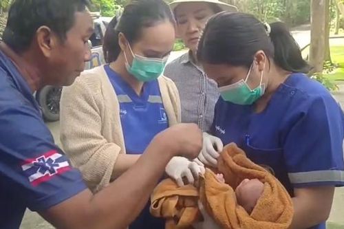 Nghe tiếng khóc, người đàn ông tìm thấy bé gái bị bỏ rơi trong nhà vệ sinh