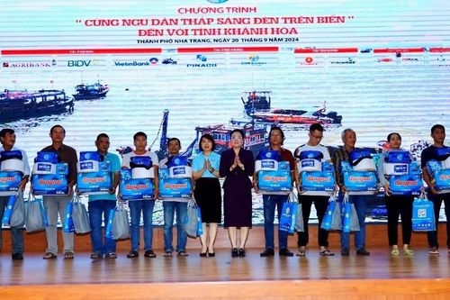 Agribank tiếp tục hành trình 'Cùng ngư dân thắp sáng đèn trên biển'