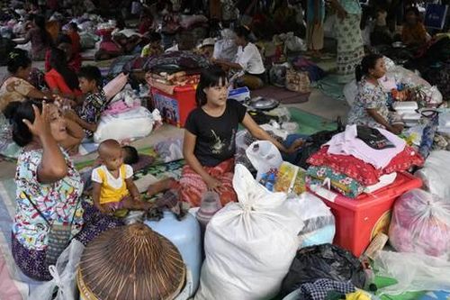 Hơn 100 người ở một ngôi làng ngộ độc thực phẩm cứu trợ lũ lụt