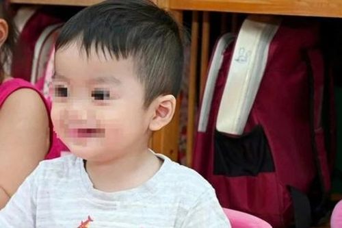 Bé trai 2 tuổi tử vong bất thường sau bữa ăn trưa: Camera lớp học hé lộ gì?