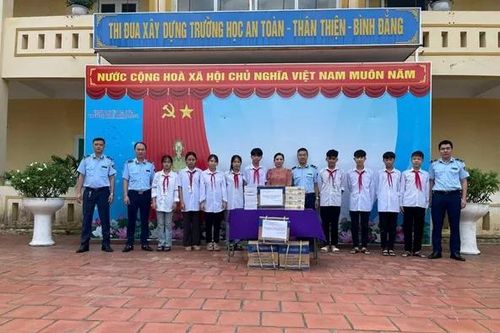 Quản lý thị trường Phú Thọ trao 800 quyển vở tặng Trường Trung học cơ sở Phụ Khánh