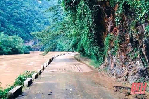 Quan Hóa: Mưa lớn gây sạt lở nhiều điểm trên tuyến Quốc lộ 15