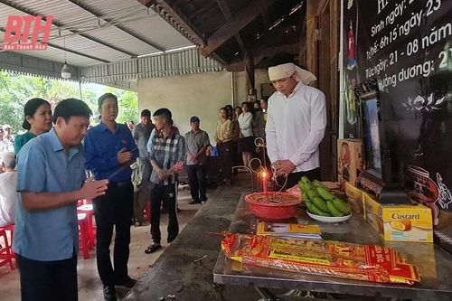 Thăm hỏi, động viên gia đình có người bị đuối nước do mưa lũ tại huyện Như Xuân