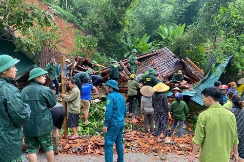 Mưa rất lớn tại miền Trung gây sạt lở, ngập sâu