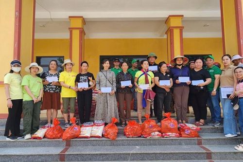 Tạp chí Kinh tế Việt Nam cùng nhà tài trợ chia sẻ khó khăn với người dân vùng lũ Yên Bái
