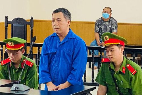 Lừa tiền nhân viên cũ đi cờ bạc