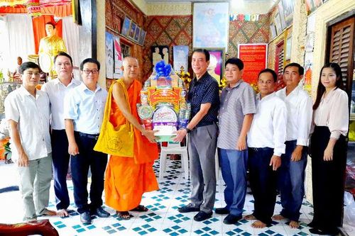 Thăm, chúc mừng Lễ Sene Dolta của đồng bào Khmer tại TX. Tịnh Biên