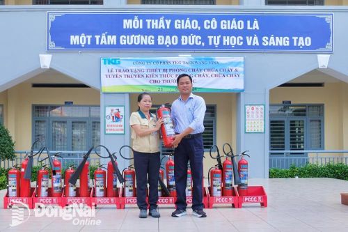 Tặng 20 bình chữa cháy và tập huấn phòng cháy cho 1,5 ngàn học sinh Trường THCS Bình Đa