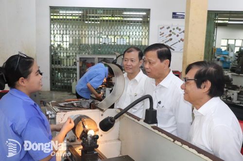 Xây dựng chính sách hỗ trợ kinh phí học nghề cho người dân vùng dự án