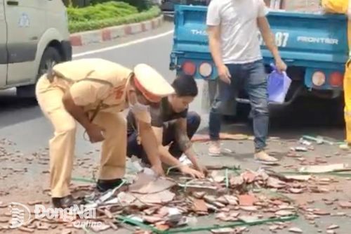 Xe tải đổ gạch giữa quốc lộ 51, cảnh sát giao thông Đồng Nai hỗ trợ thu dọn hiện trường