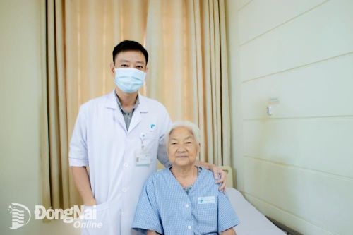 Phẫu thuật nội soi ngược dòng tán nhiều sỏi trong niệu quản bệnh nhân 72 tuổi ở Biên Hòa
