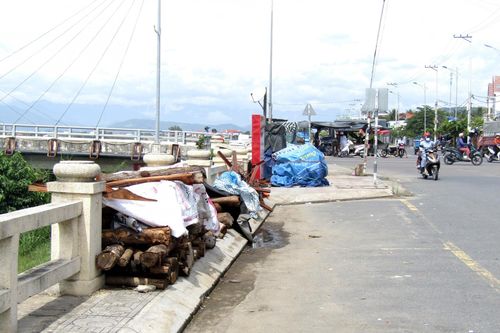 Nhếch nhác khu vực đầu cầu Thành