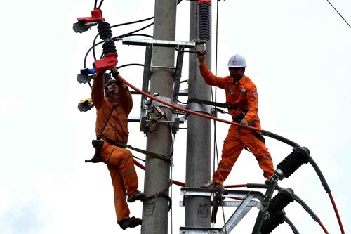 Đưa điện về sáng bản vùng cao