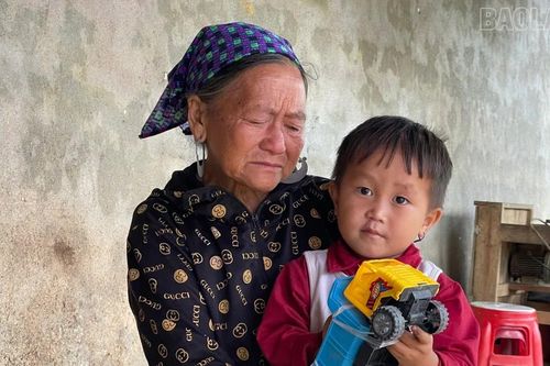 Xót xa hoàn cảnh bé trai 3 tuổi trở thành trẻ mồ côi