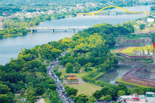 Du khách đồng hành cùng thành phố xanh