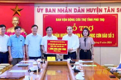 Trưởng Ban Tuyên giáo Tỉnh ủy trao hỗ trợ khắc phục thiên tai tại huyện Tân Sơn