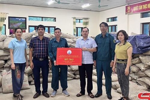 Trường THCS Quyết Thắng ủng hộ xã Ngọc Chiến 25 tấn xi măng