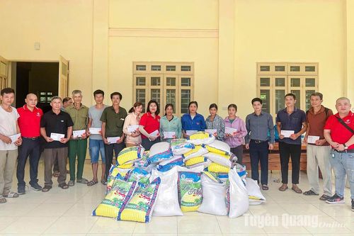Tập đoàn Điểm Nhấn trao tặng Chiêm Hóa 150 triệu đồng khắc phục hậu quả bão lũ