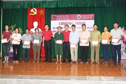 Agribank Quảng Nam trao 100 triệu đồng hỗ trợ người dân Hàm Yên bị ảnh hưởng bão lũ