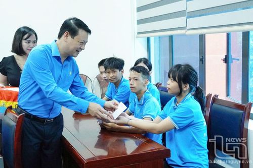 Tặng quà Trung tâm Hỗ trợ phát triển giáo dục hòa nhập trẻ khuyết tật tỉnh Thái Nguyên