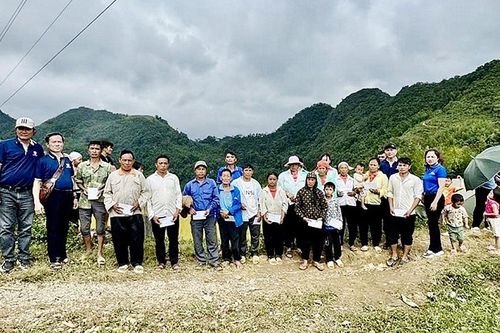 Hội doanh nghiệp Thiện Duyên Quảng Trị đến với người dân vùng bị thiệt hại bão lũ tại các tỉnh phía Bắc