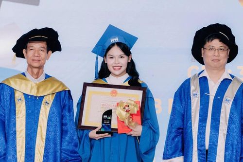 Nhiều sinh viên Trường Quản trị và Kinh doanh, ĐHQGHN được trực tiếp tuyển dụng trong lễ tốt nghiệp