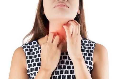 Bác sĩ cảnh báo hậu quả khi sử dụng mẹo chữa hóc xương