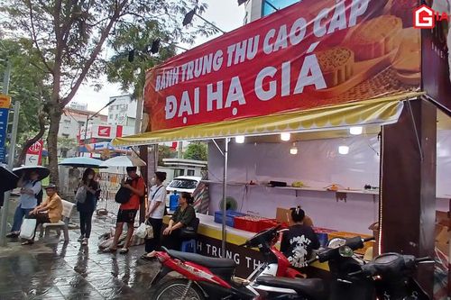 Cửa hàng bánh Trung thu 'đại hạ giá' vớt chút vốn đầu tư