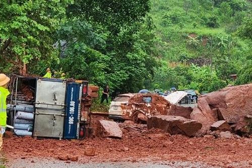 Đá lớn từ taluy lăn trúng ô tô tải và xe con, 8 người bị thương
