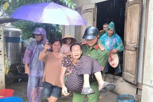 Các huyện miền núi Thanh Hóa mưa lớn, Công an giúp dân chằng néo nhà cửa, bế người già chạy lũ