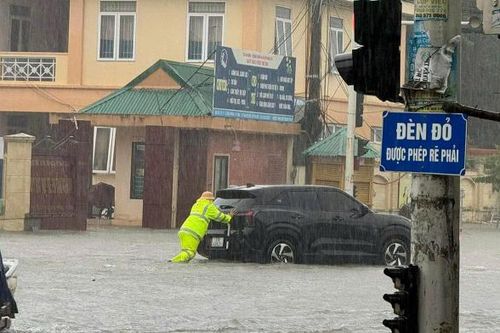 Công an TP Vinh hỗ trợ người dân và phương tiện tại các địa điểm bị ngập sâu