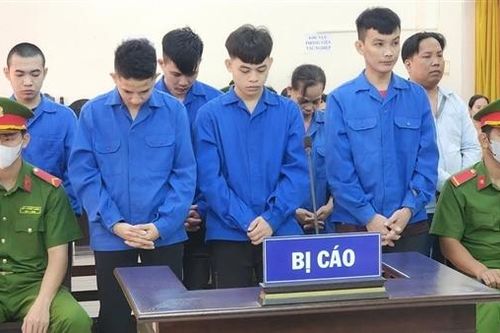 Khắc chế bạn nghiện bằng cách trói tay chân, nhét giẻ vào miệng, cả nhóm lĩnh án