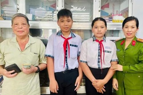 Hai học sinh trả lại gần 11 triệu đồng cho người đánh rơi
