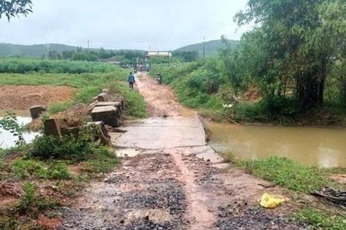 Đi qua khe nước để về nhà, cháu bé bị nước cuốn thương tâm