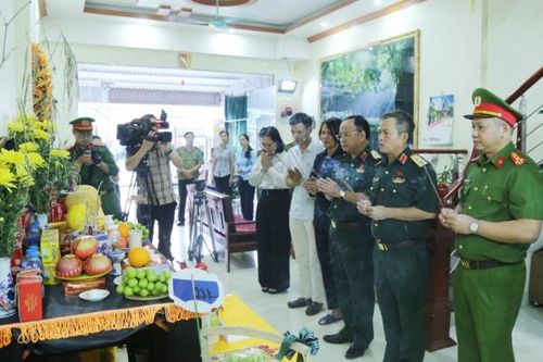 Thường trực Ủy ban Quốc phòng và An ninh thăm, động viên gia đình cán bộ Công an hi sinh