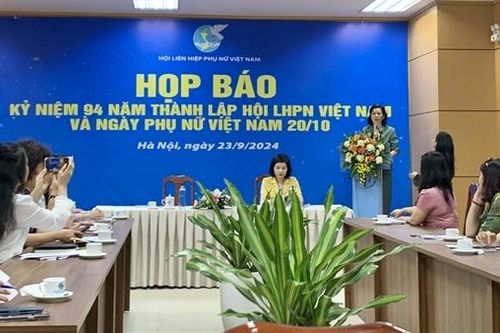 Lần đầu tiên trao giải thưởng Nguyễn Thị Định và biểu dương Chủ tịch Hội phụ nữ cấp huyện