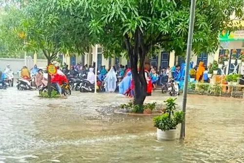 Ngập cục bộ, Hà Tĩnh cho hàng nghìn học sinh nghỉ học